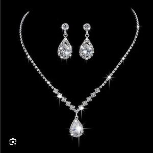 NWT Fashion jewelry Diamond necklace and earrings set